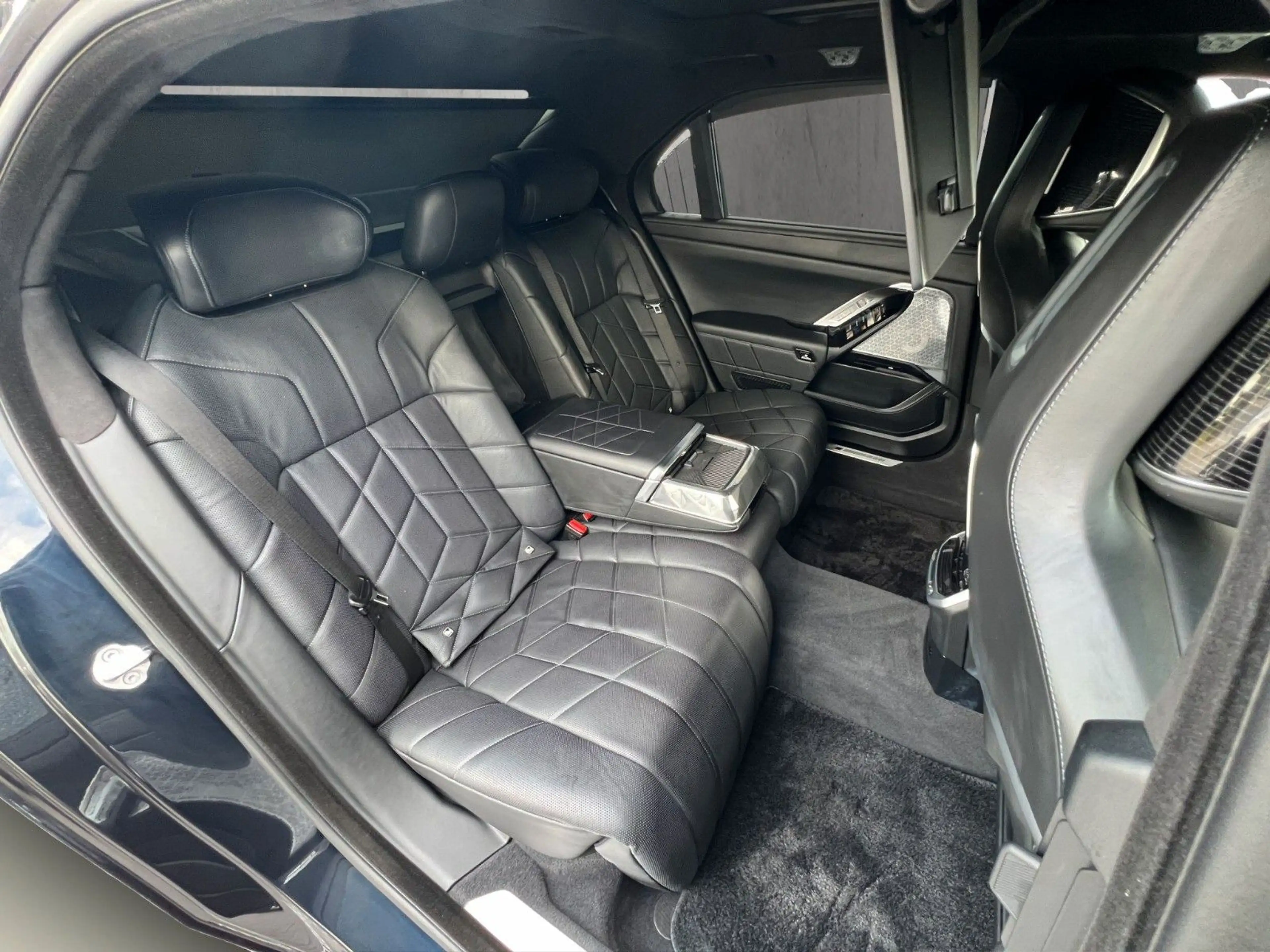 BMW i7 xD e60 M Sport PanoSky FOND TV 21Z AutomatikT — photo 13