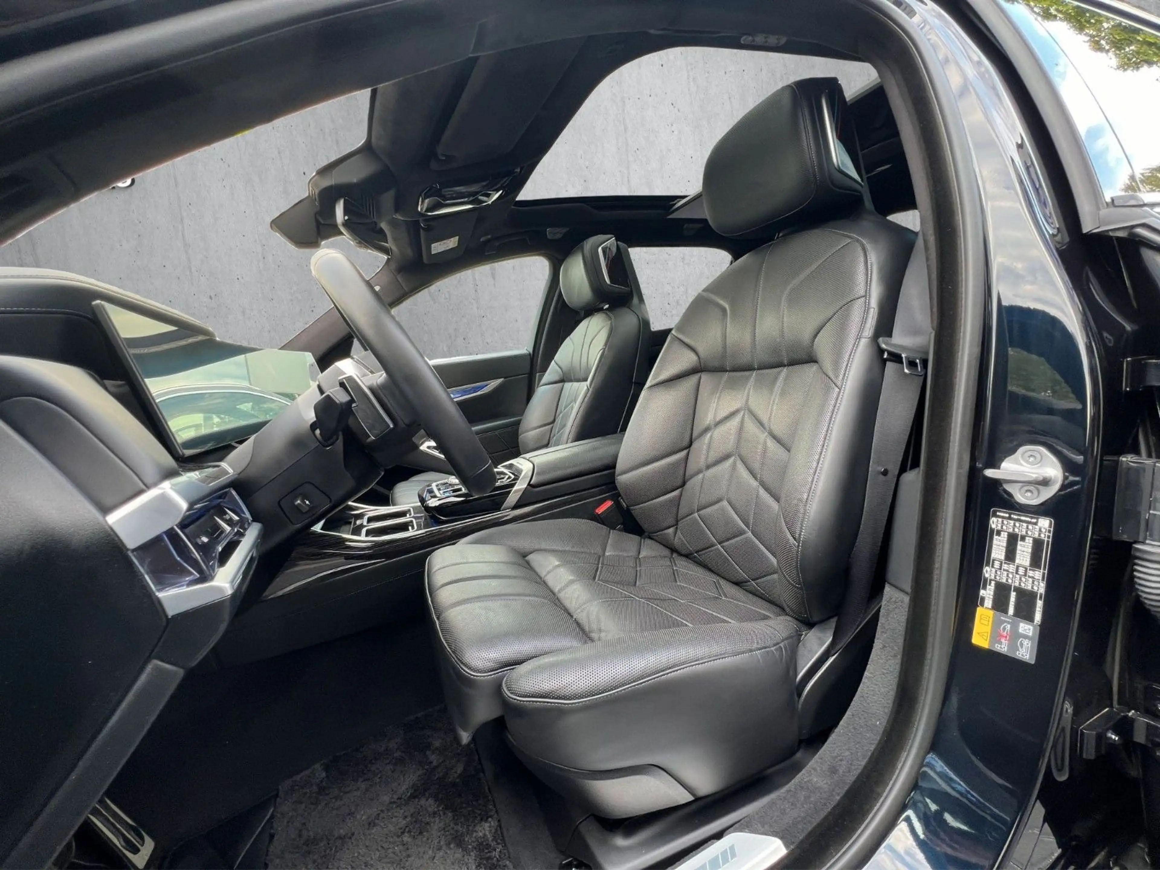 BMW i7 xD e60 M Sport PanoSky FOND TV 21Z AutomatikT — photo 12