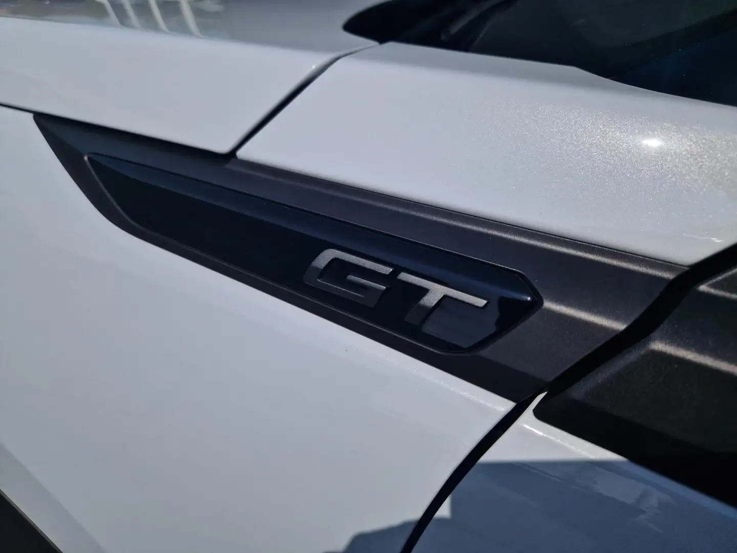 Peugeot 2008 1.2 PureTech EAT8 130PK GT Line /I Cockpit /Adap C Weiß - 2