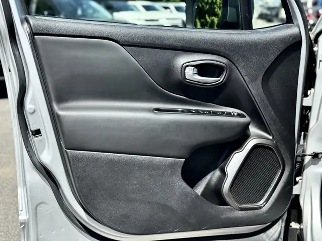 Jeep Renegade view 13