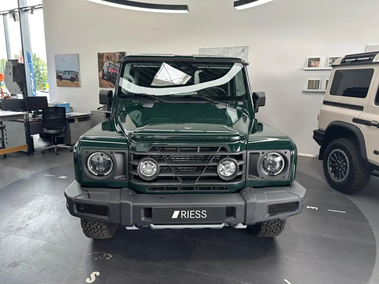 Ineos Grenadier Utility Wagon Base Edition KAM Grün - 2