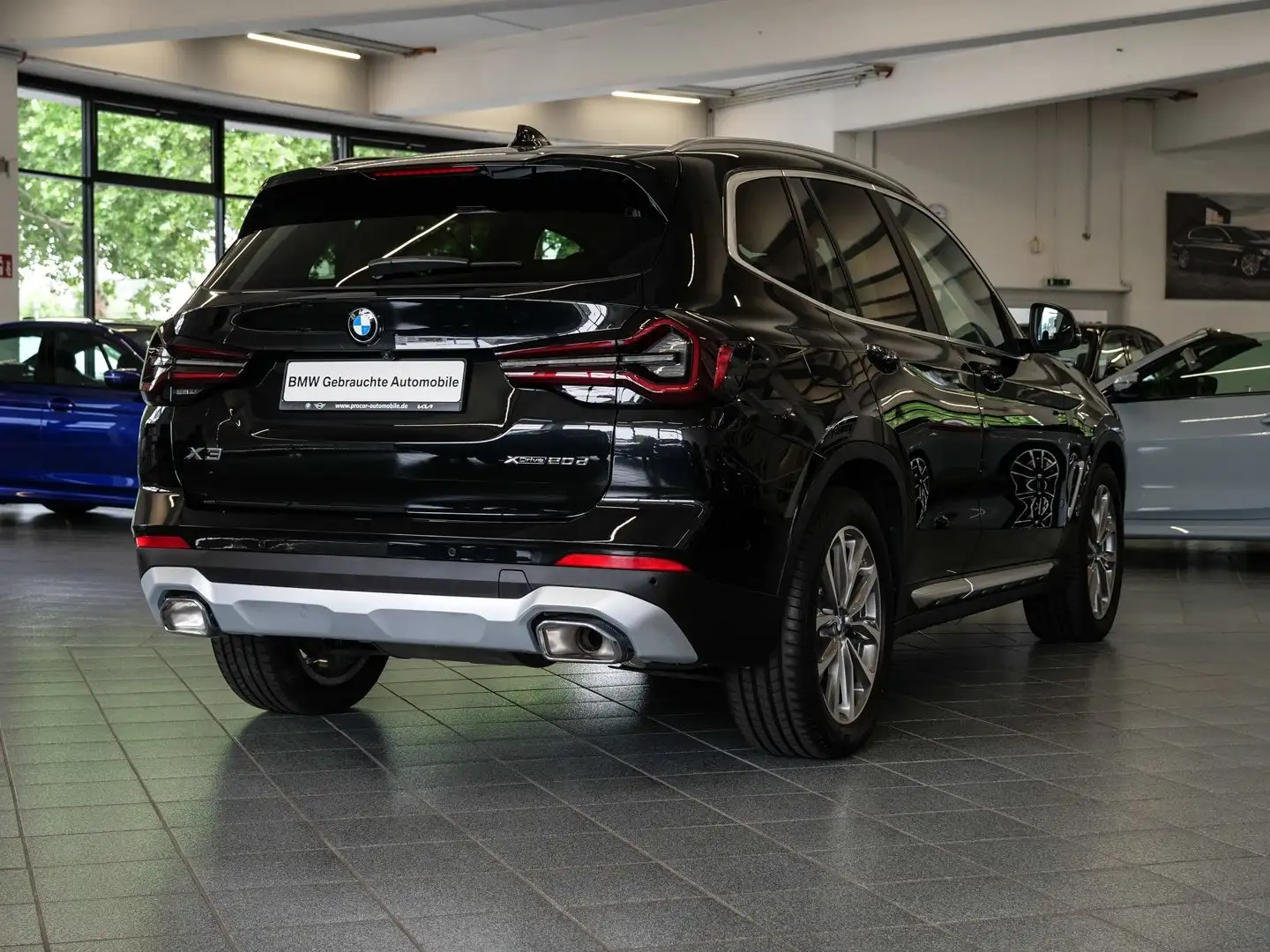 BMW X3 xDrive20d Aut Nav HuD LED Pano Komfzg HiFi 19" Zwart - 2