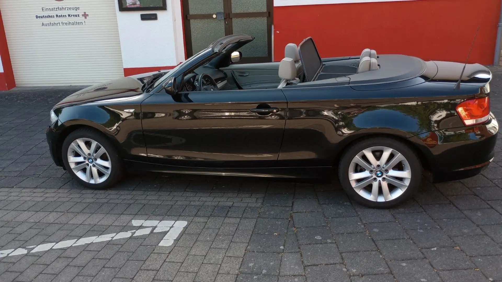 BMW 120 i Cabrio 1.Hand Leder Navi eSitze Scheckheft Noir - 2