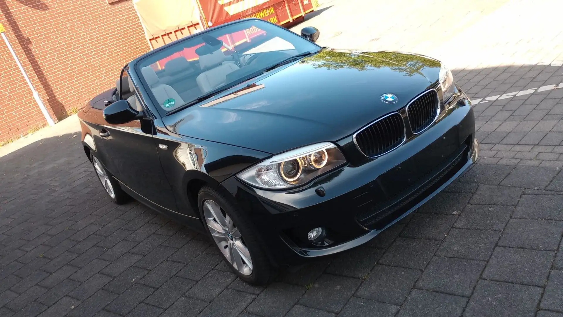 BMW 120 i Cabrio 1.Hand Leder Navi eSitze Scheckheft Noir - 1