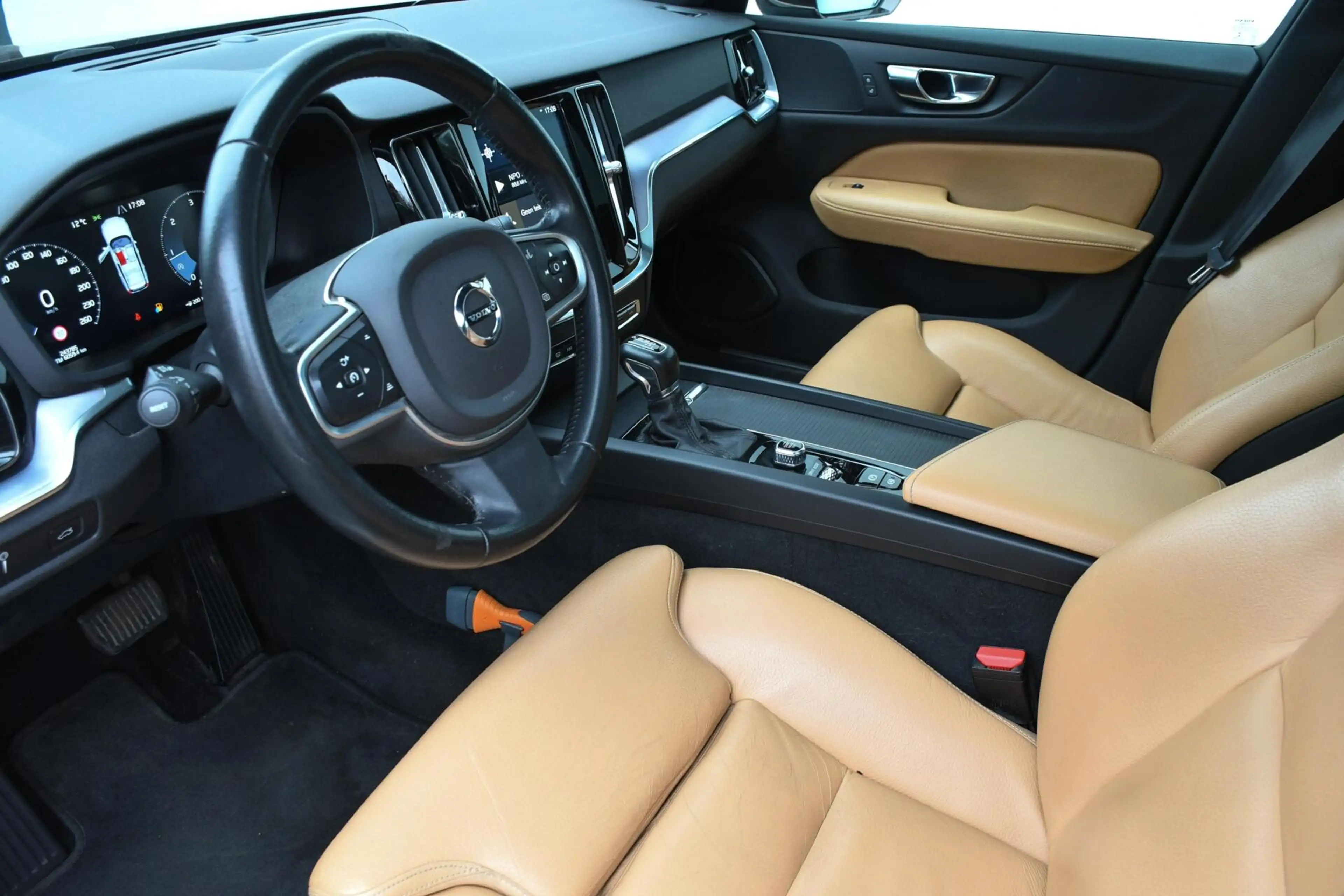 Volvo V60 2.0 D4 Inscription Pano Leer Led Trekhaak CarPlay — photo 4