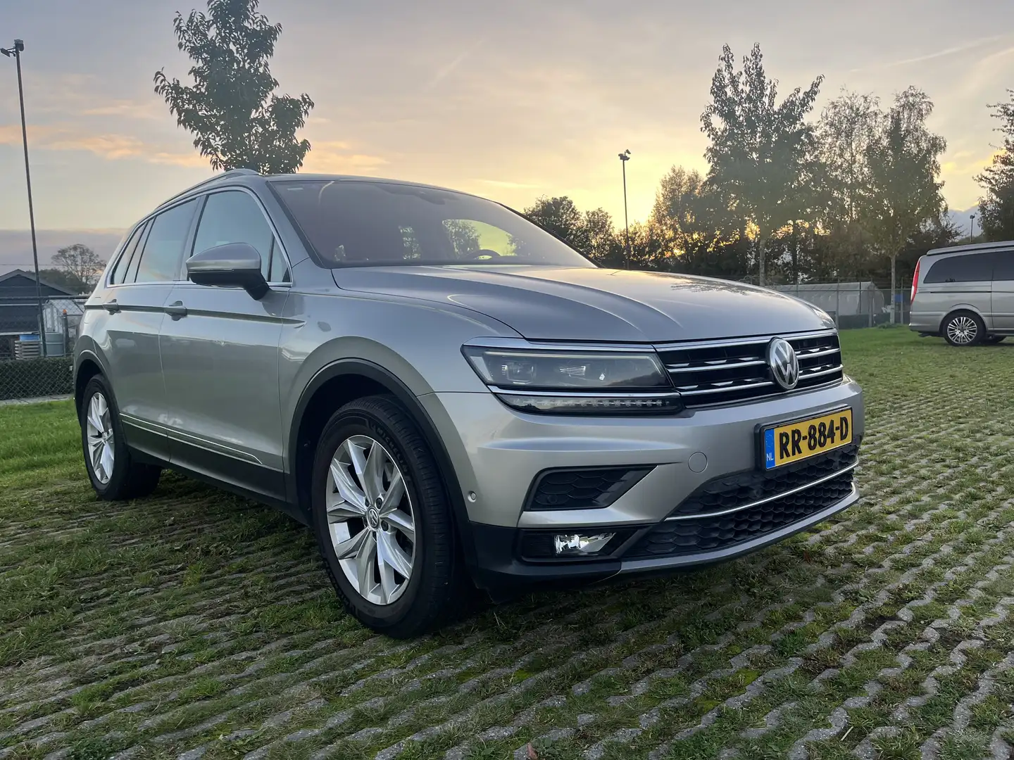 Volkswagen Tiguan 1.4 TSI ACT Highl. Automaat Szürke - 2