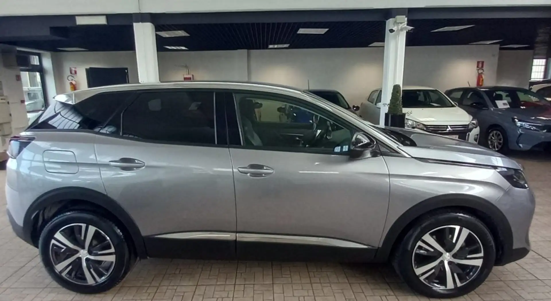 Peugeot 3008 BlueHDi 130 S&S EAT8 Allure Pack Grau - 2