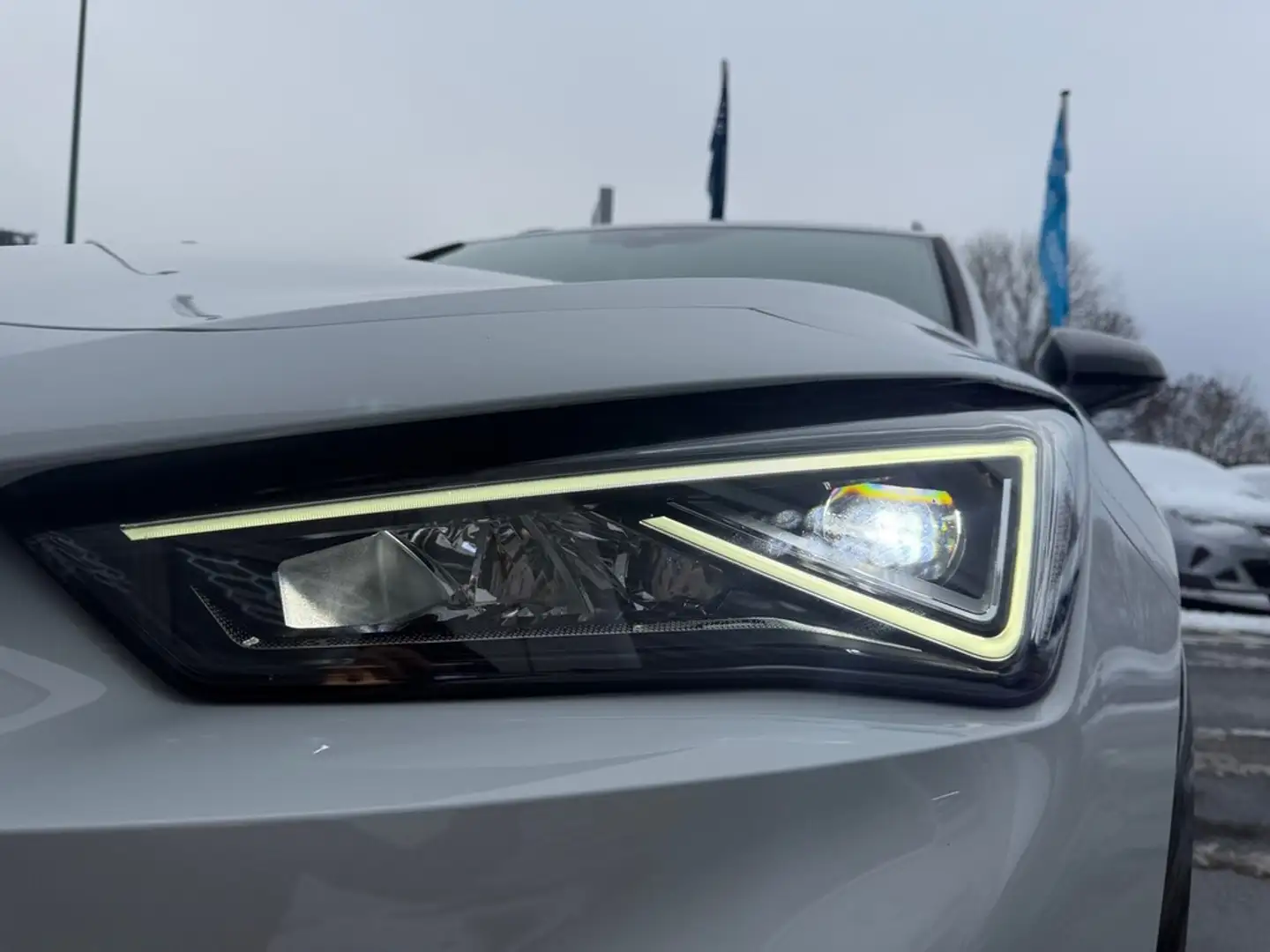 CUPRA Formentor 1,4 VZ eHybrid Automatik Weiß - 2