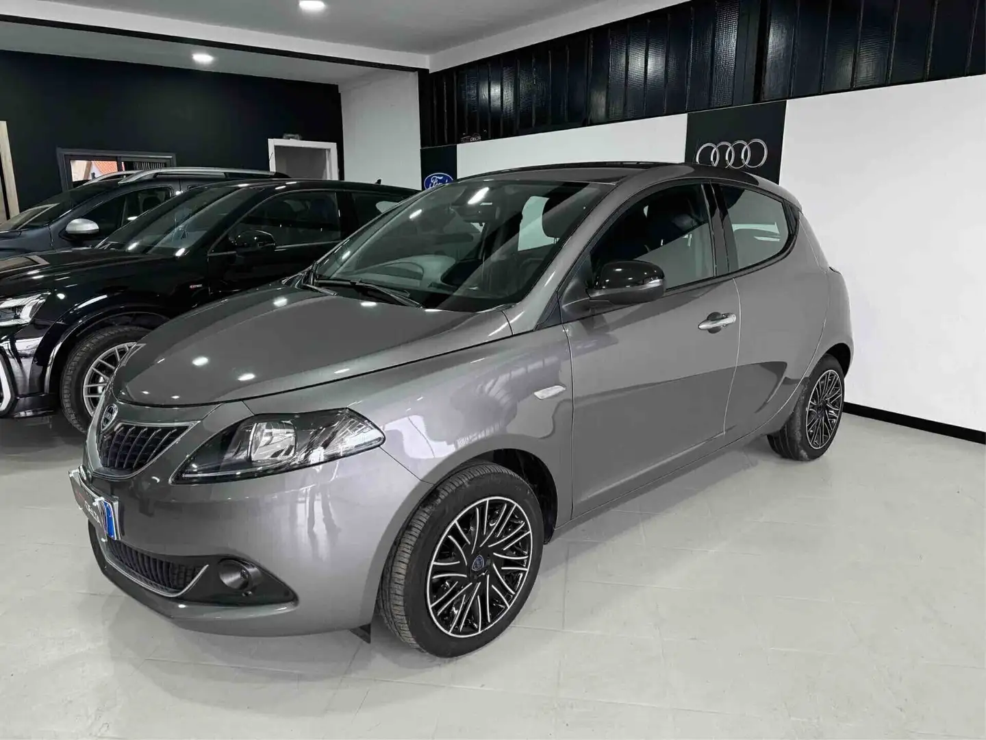 Lancia Ypsilon 1.0 FireFly 5 porte S&S Hybrid Alberta Ferretti Grigio - 1