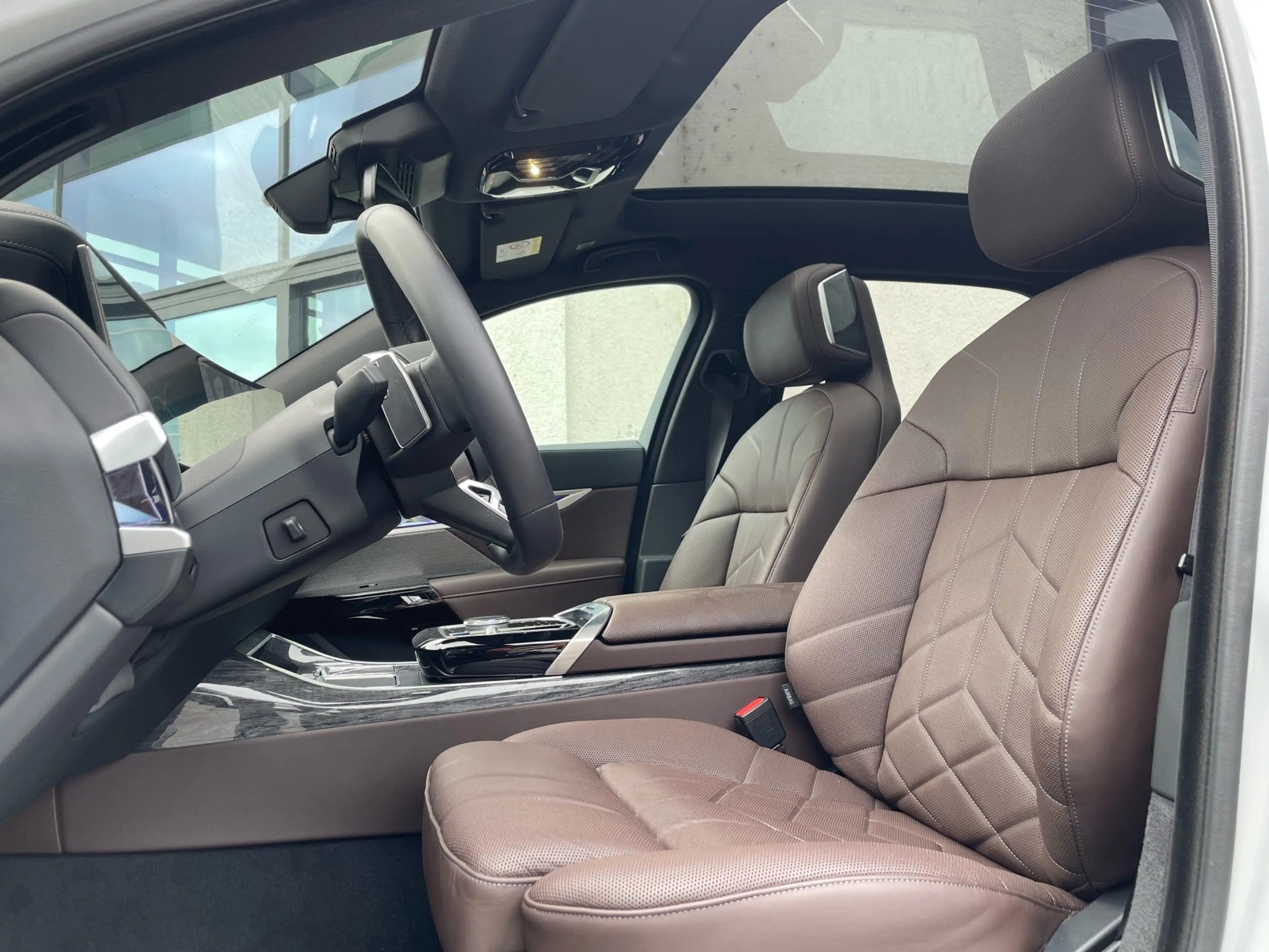 BMW i7 xDrive60 Limo M Sport || Sky Lounge Massage — photo 10