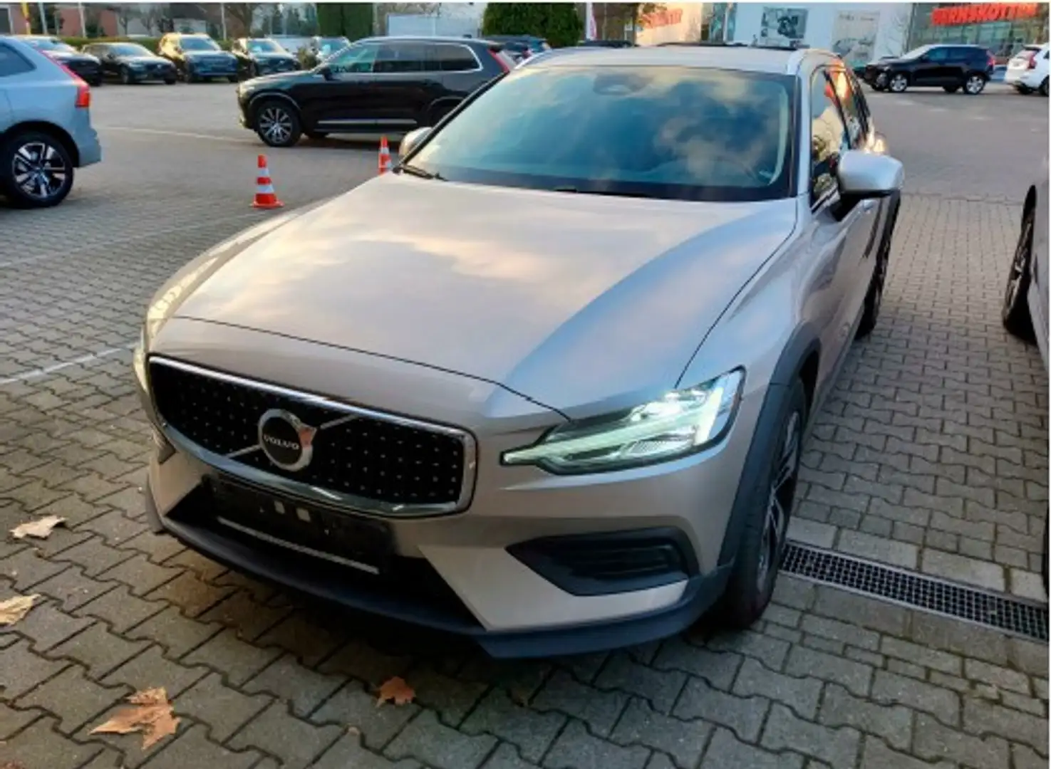 Volvo V60 Cross Country B4  Plus +AHK+STANDHZ+LED+ Gold - 2