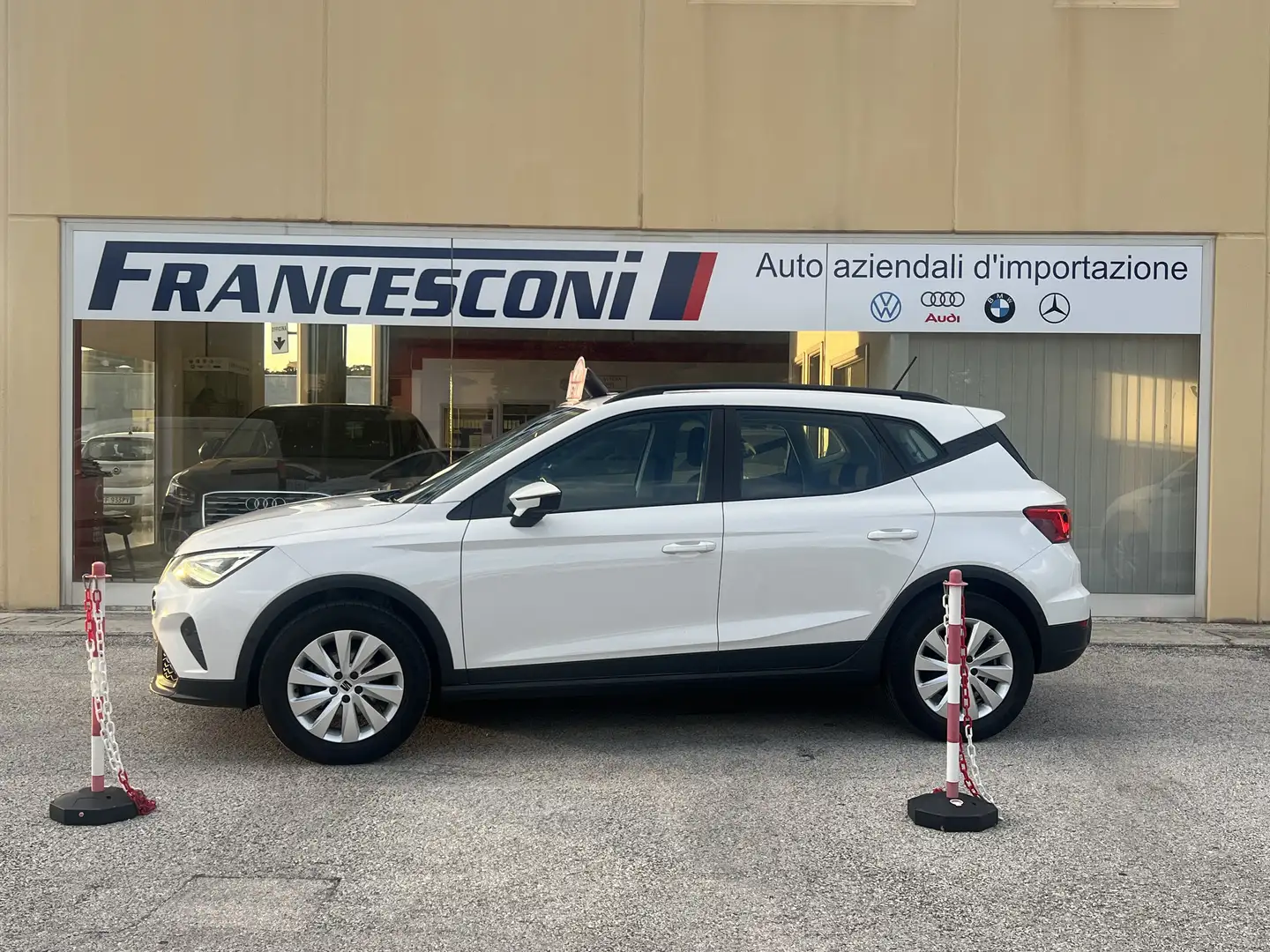 SEAT Arona Arona 1.0 tgi Style 90cv Weiß - 1