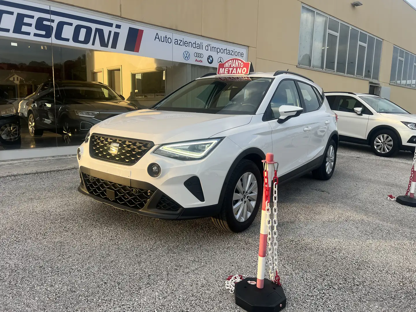 SEAT Arona Arona 1.0 tgi Style 90cv Weiß - 2