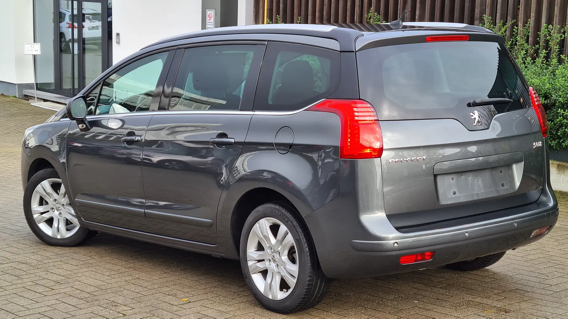 Peugeot 5008 2.0HDI 110Kw Euro 5  5 PLACES Gris - 2