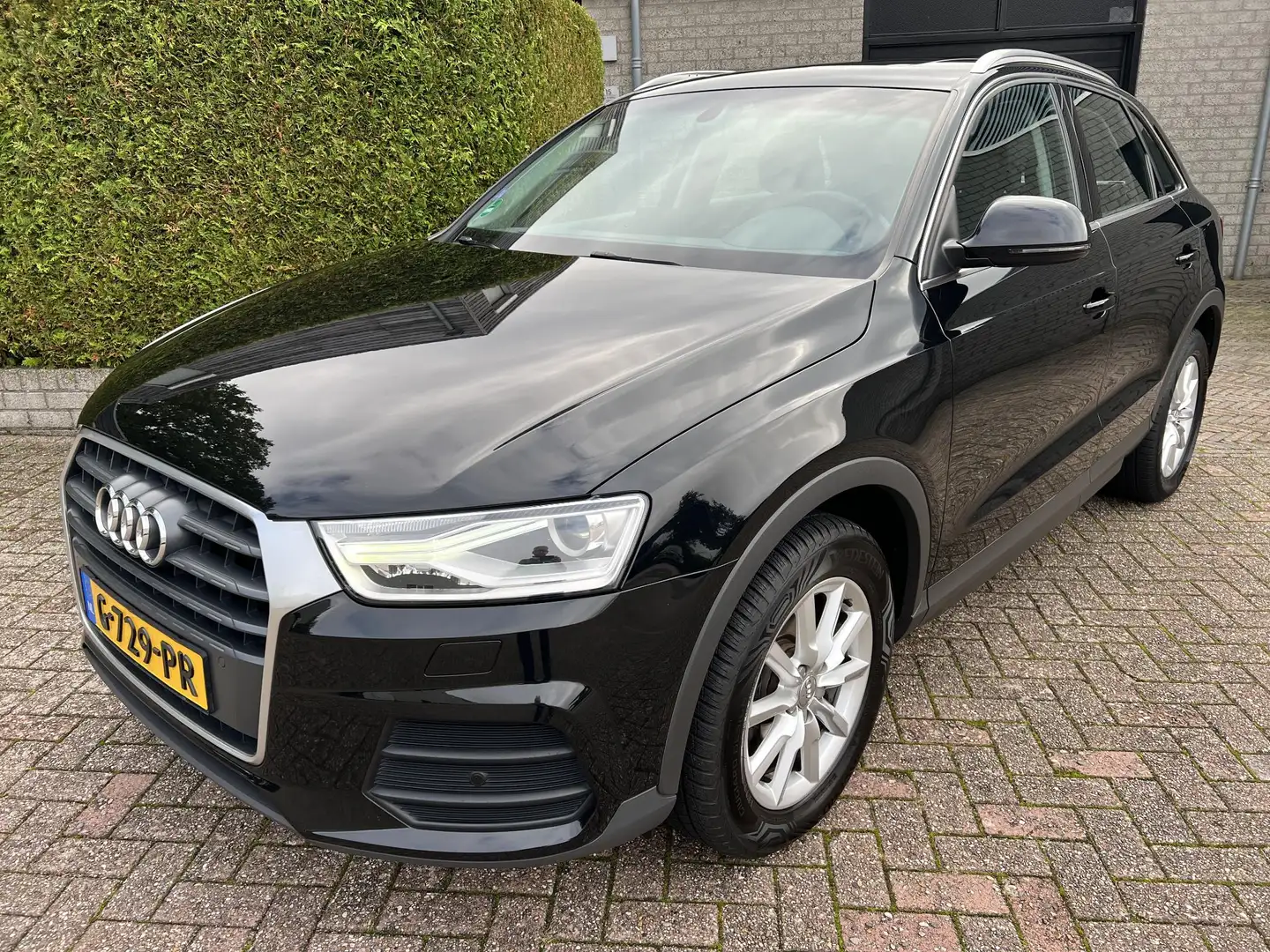Audi Q3 1.4 TFSI CoD Adrenalin Automaat Zwart - 2