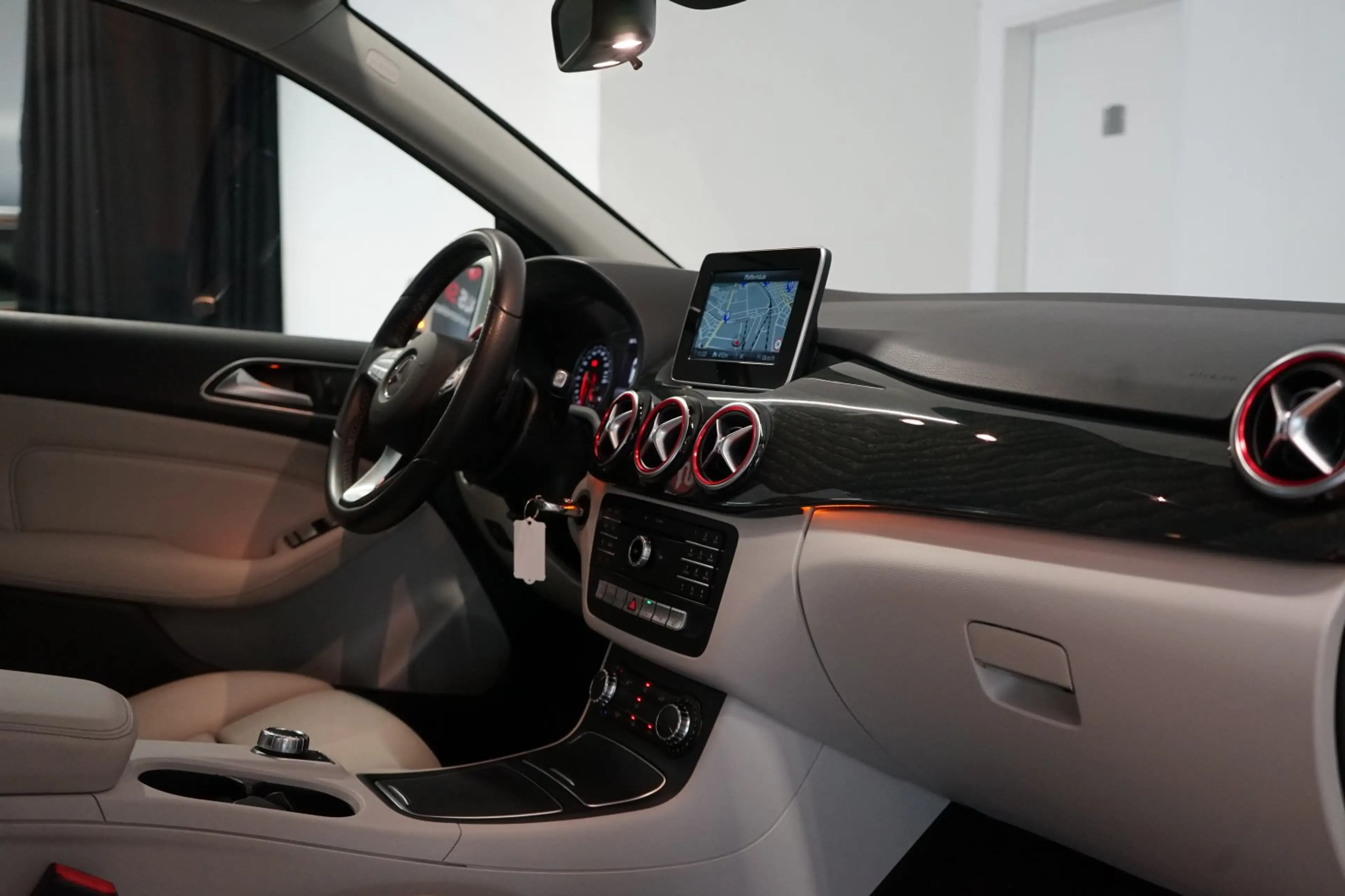 Mercedes-Benz B 220 Urban|4MATIC|LED|NAVI|PARK — photo 12