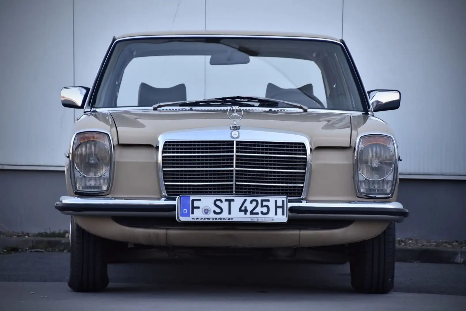 Mercedes-Benz 240 W115 240D Strich 8 Beige - 2
