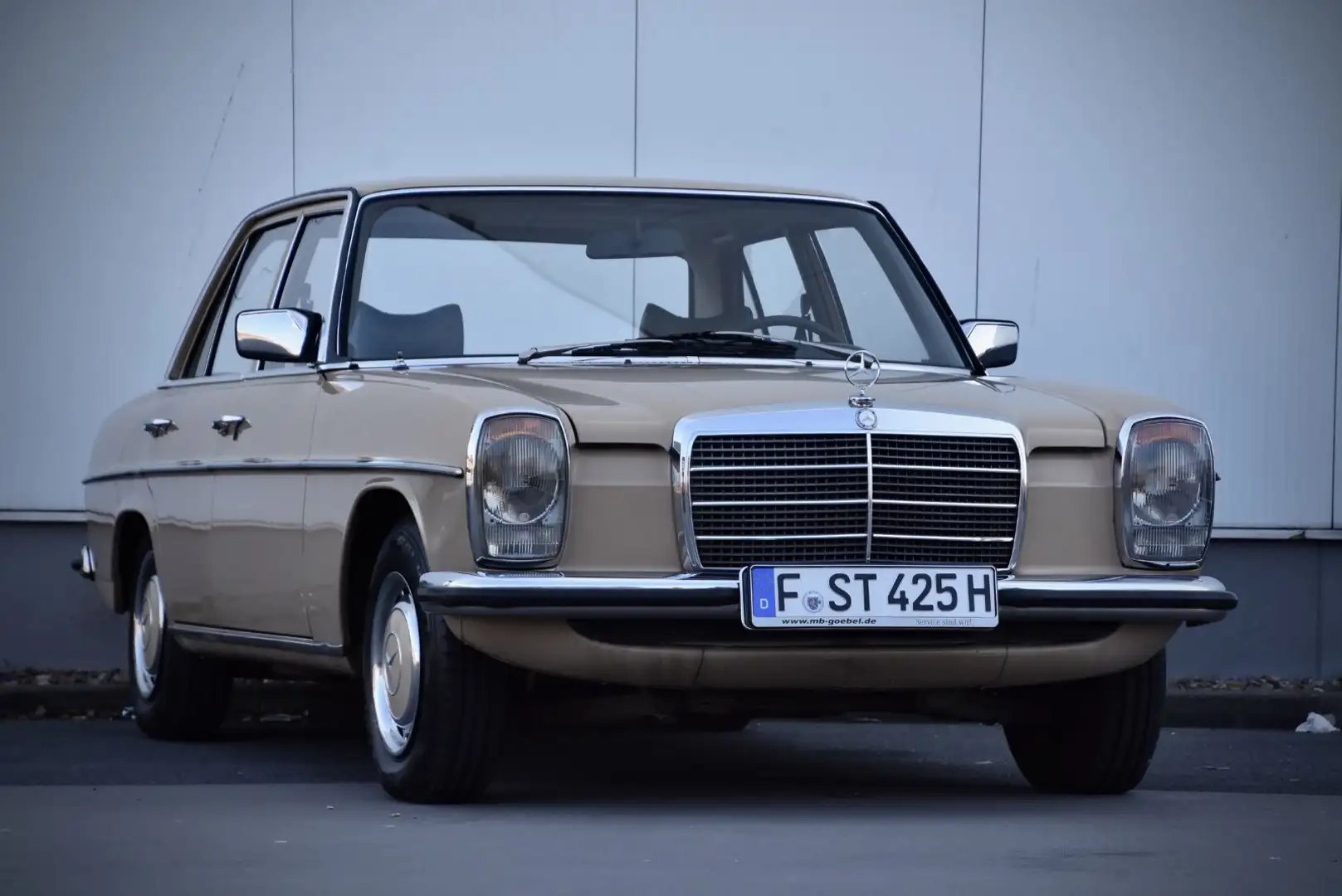 Mercedes-Benz 240 W115 240D Strich 8 Beige - 1