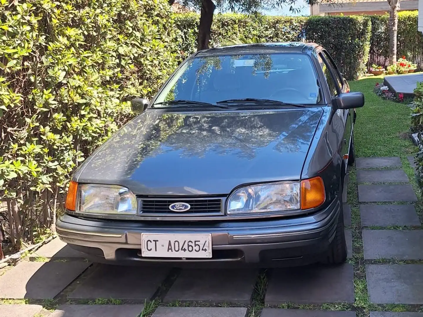 Ford Sierra Sierra 4p 2.0i twin cam Ghia Gris - 1