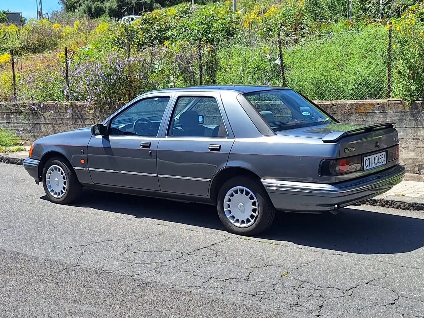 Ford Sierra Sierra 4p 2.0i twin cam Ghia Gris - 2