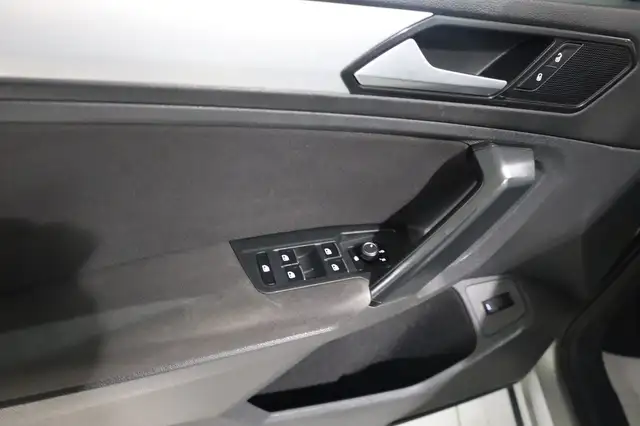 Volkswagen Tiguan view 12