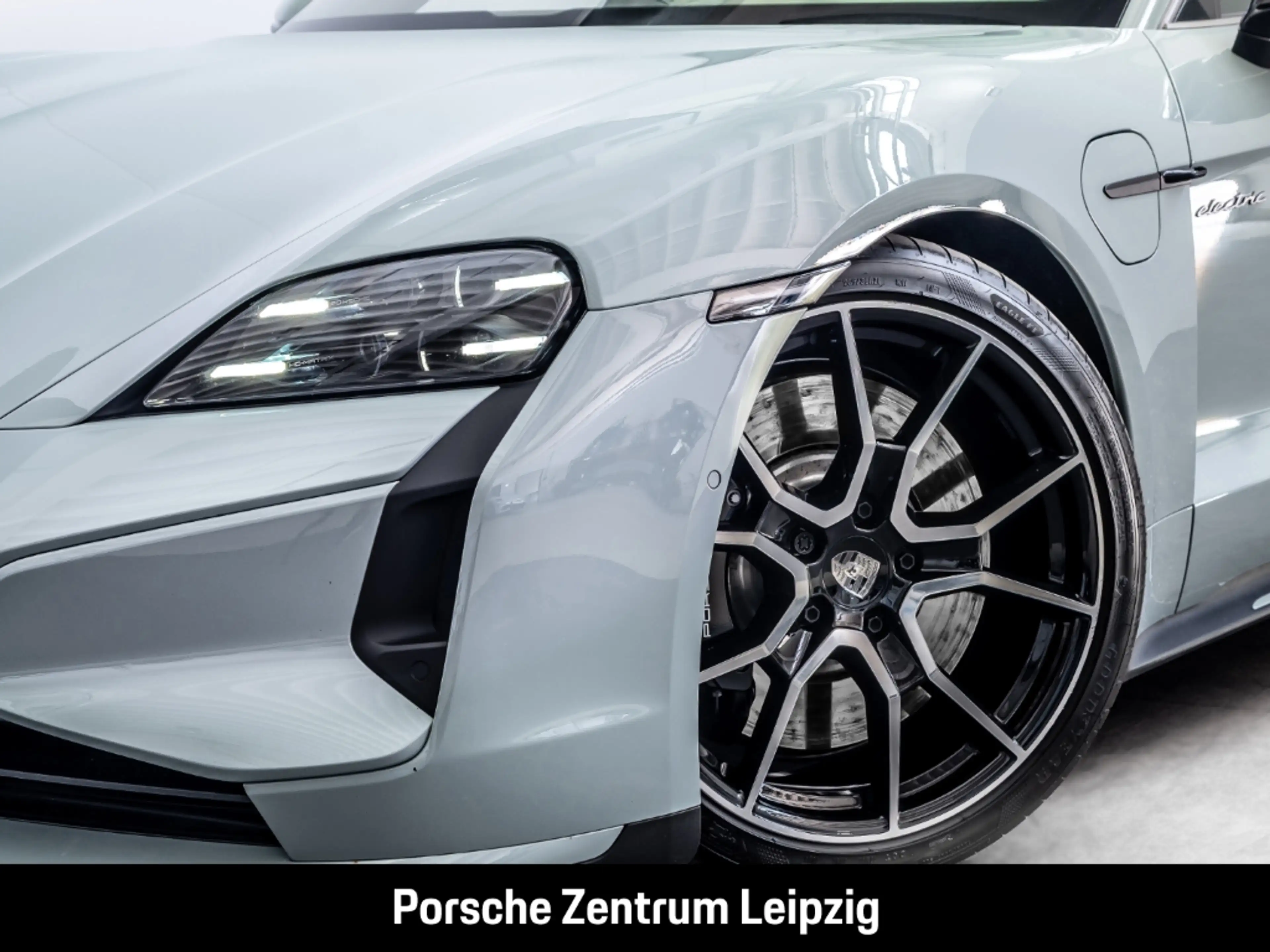Porsche Taycan Turbo Burmester ActiveRide Nachtsicht — photo 8