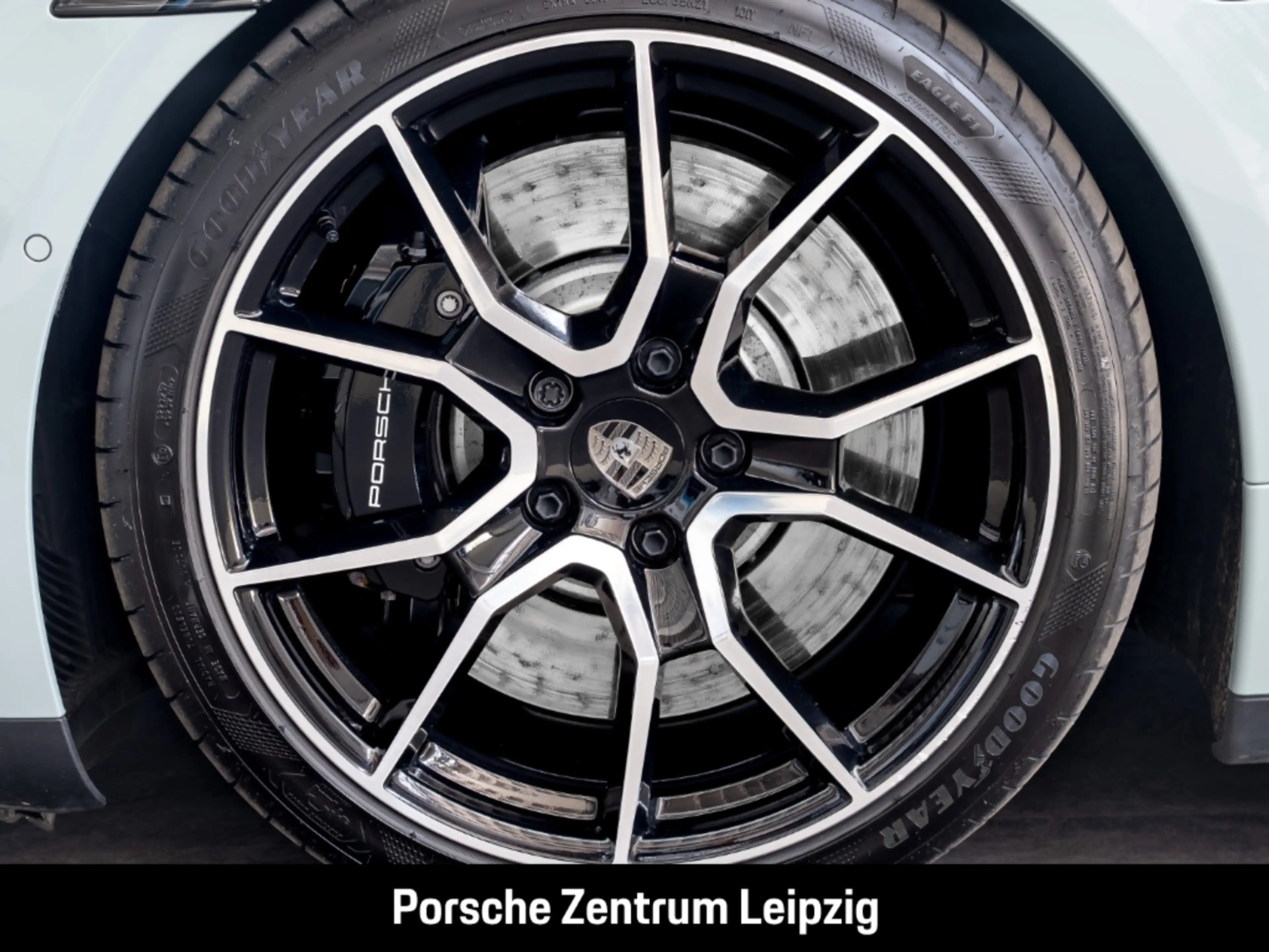 Porsche Taycan Turbo Burmester ActiveRide Nachtsicht — photo 10