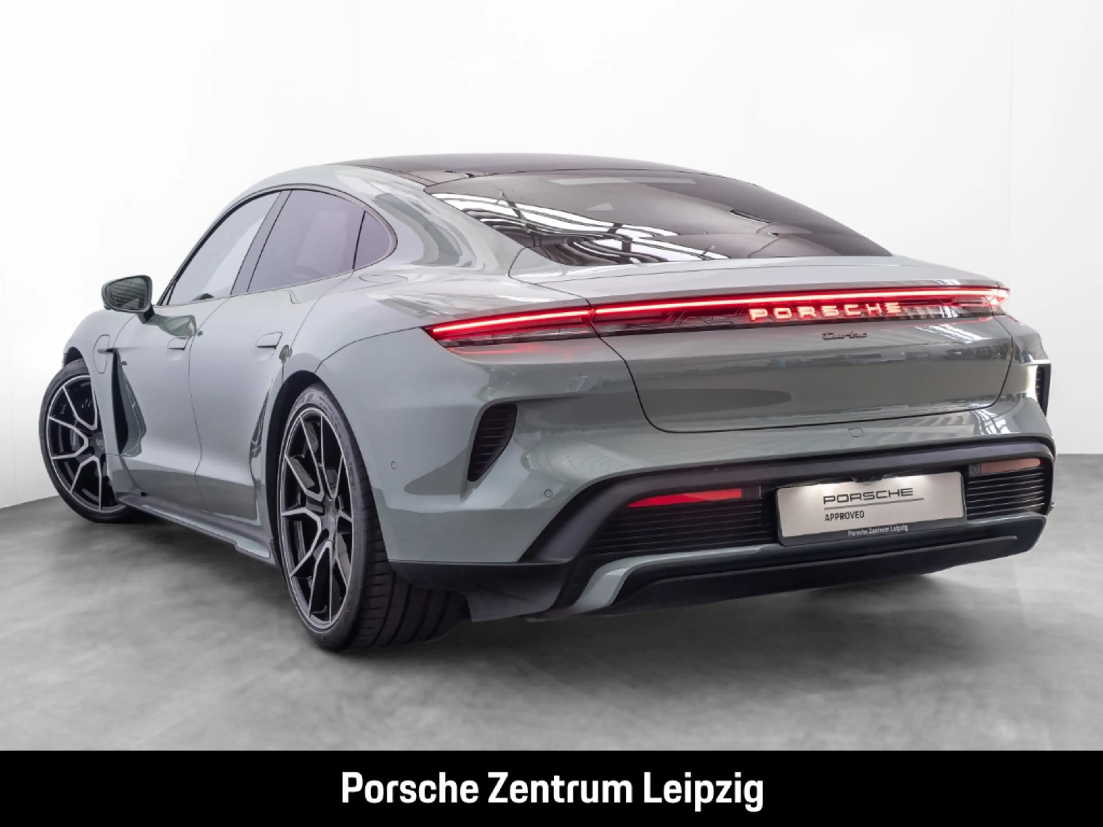 Porsche Taycan Turbo Burmester ActiveRide Nachtsicht — photo 3