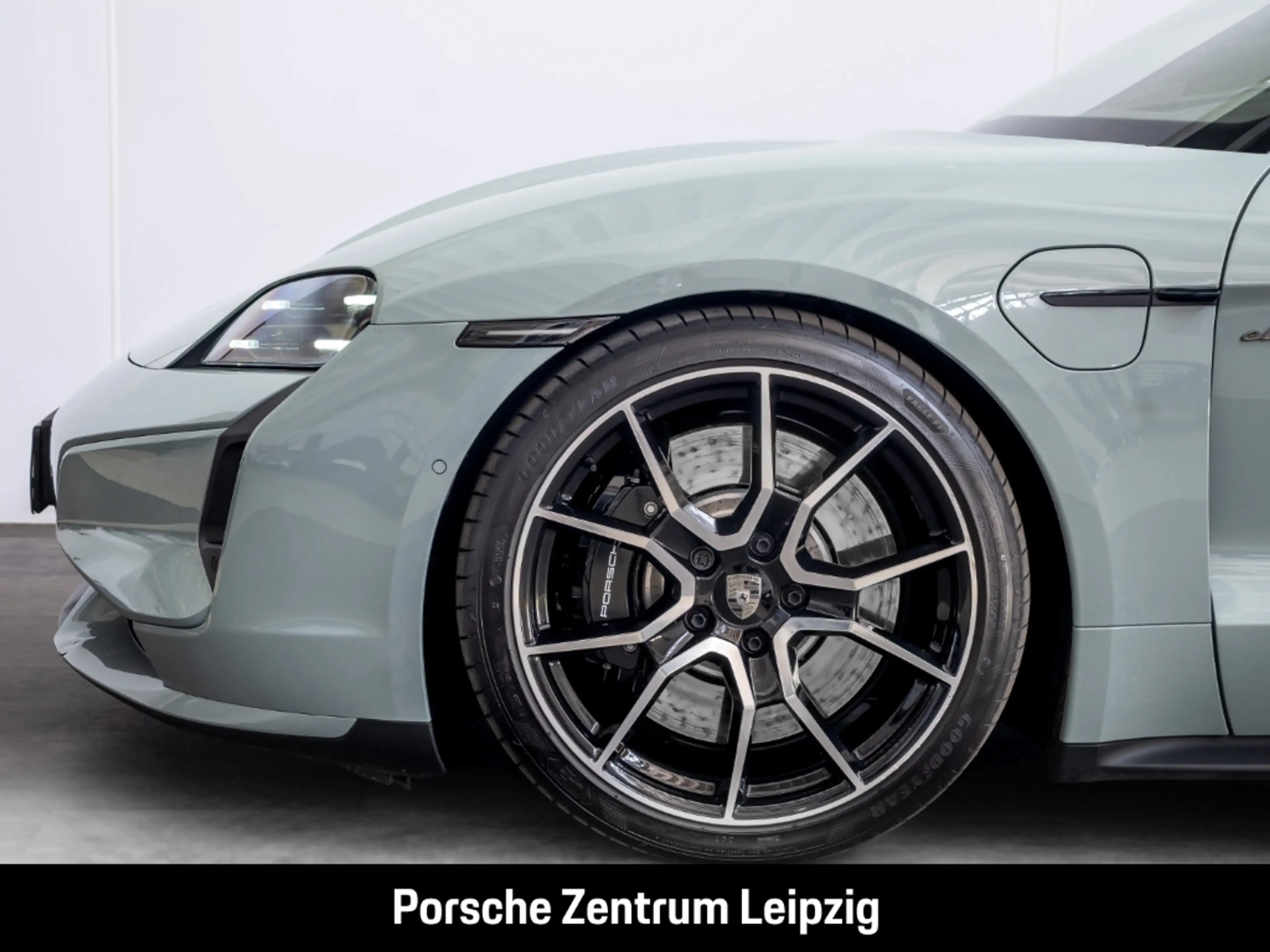 Porsche Taycan Turbo Burmester ActiveRide Nachtsicht — photo 7