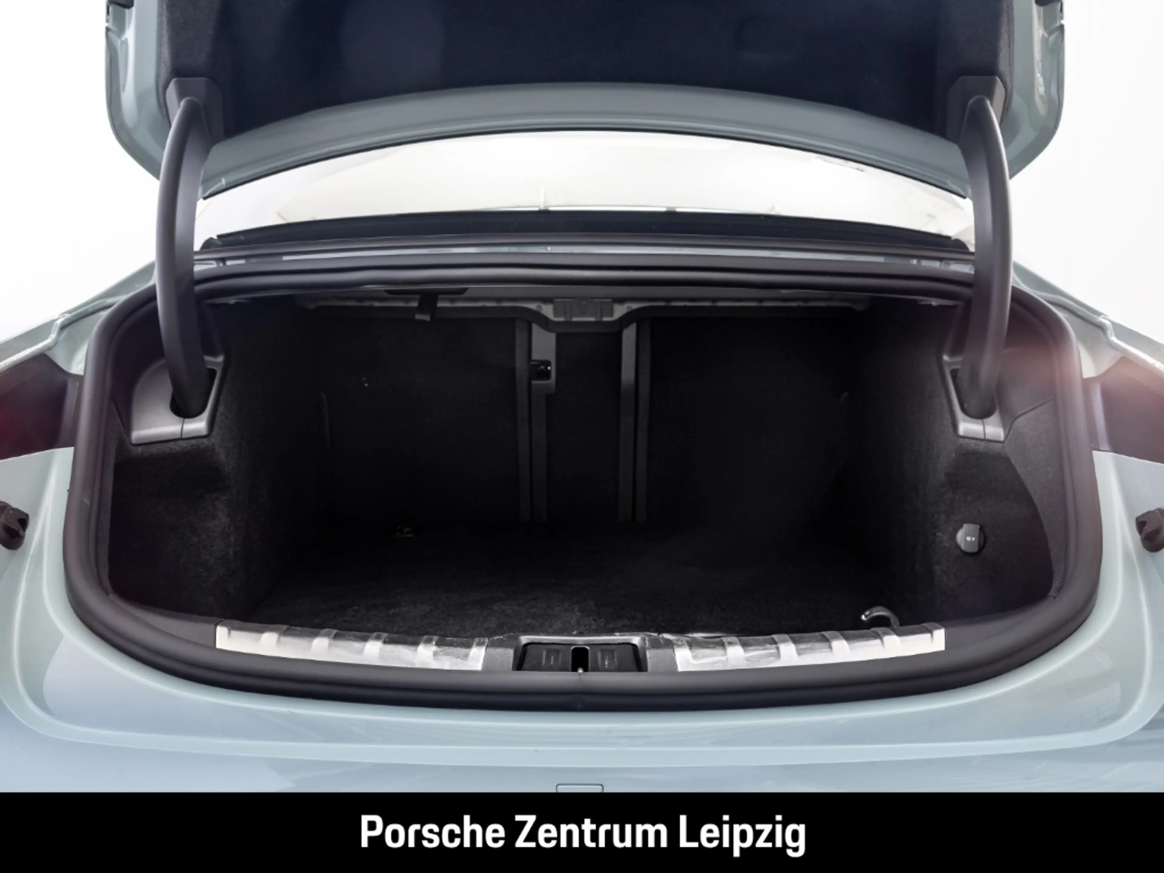 Porsche Taycan Turbo Burmester ActiveRide Nachtsicht — photo 12