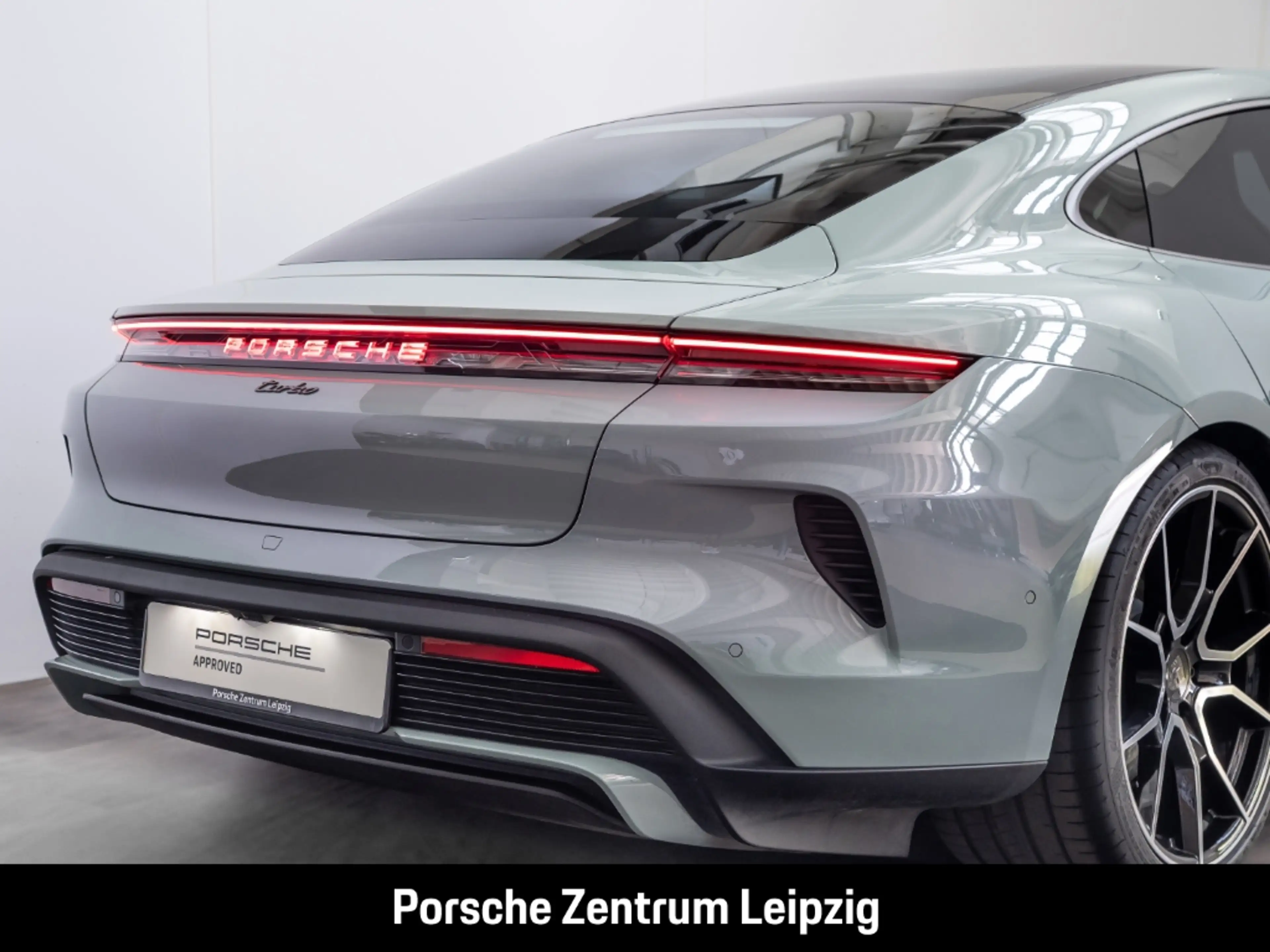 Porsche Taycan Turbo Burmester ActiveRide Nachtsicht — photo 13