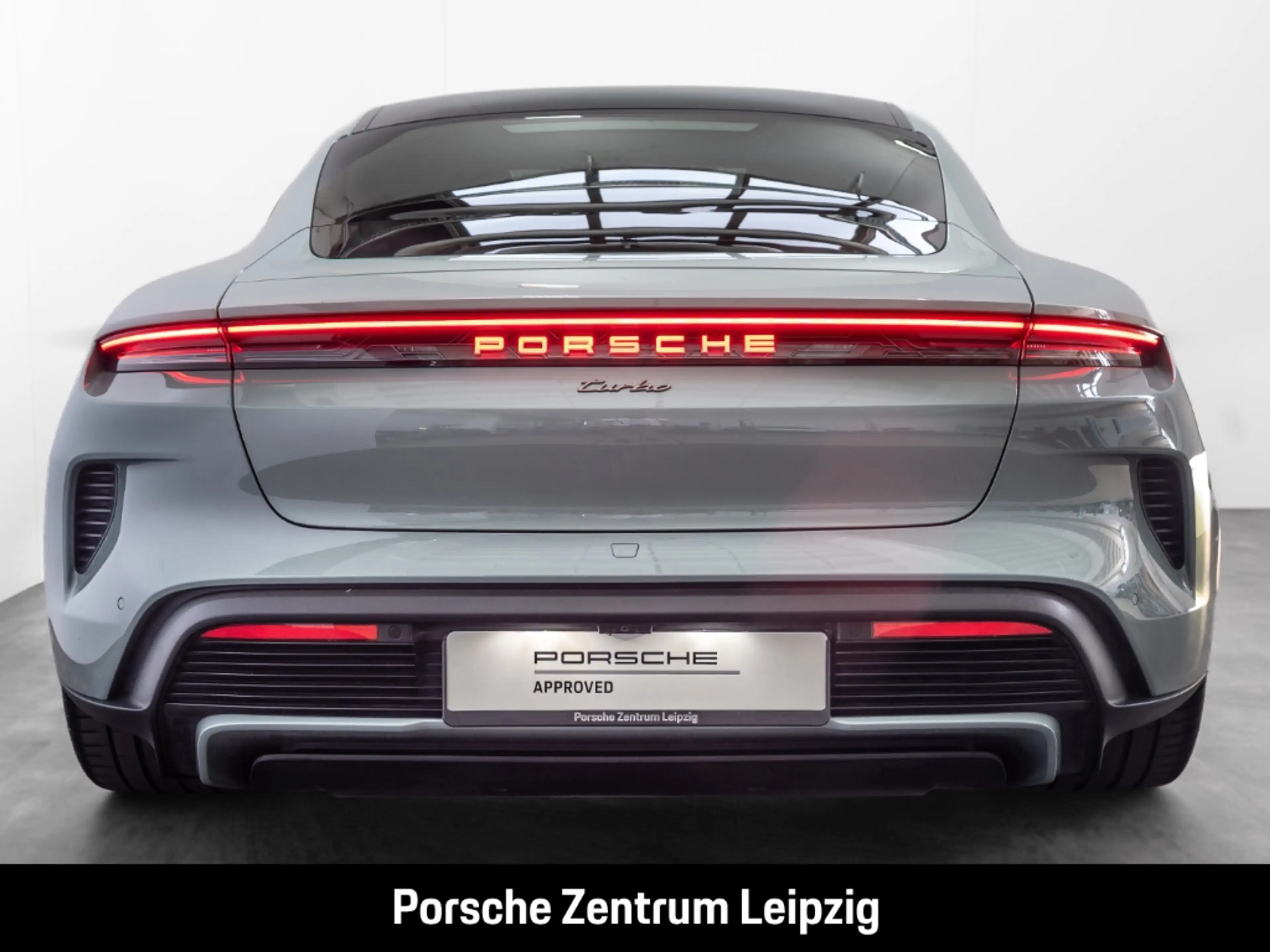 Porsche Taycan Turbo Burmester ActiveRide Nachtsicht — photo 5