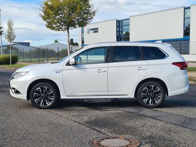 Mitsubishi Outlander PHEV Top 4WD*Autom*1.Hand*Navi*