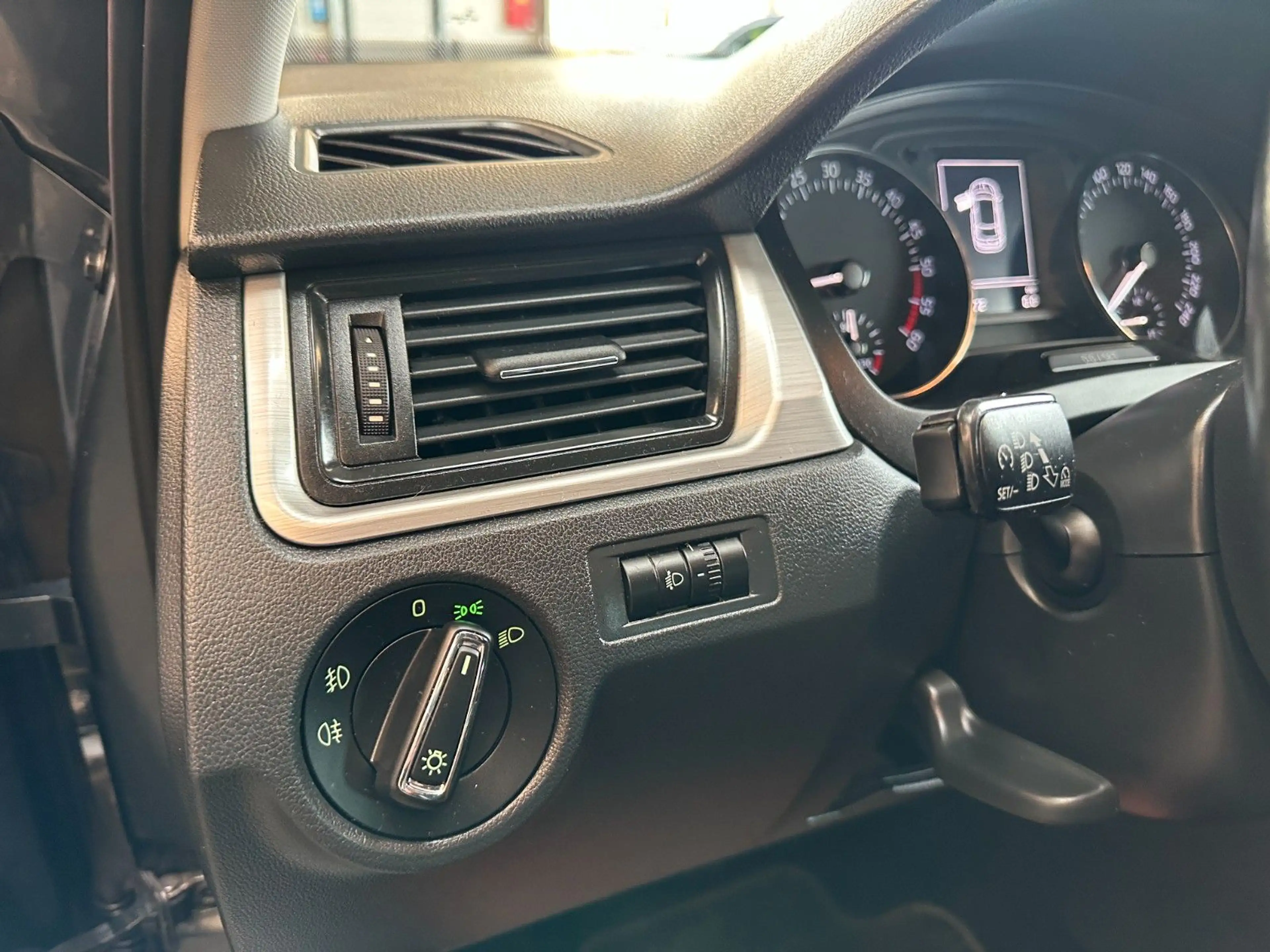 Skoda Rapid/Spaceback *KLIMAAUTO*SZHZ*CARPLAY*NAVI*TEMPO*TÜV09/27 — photo 9