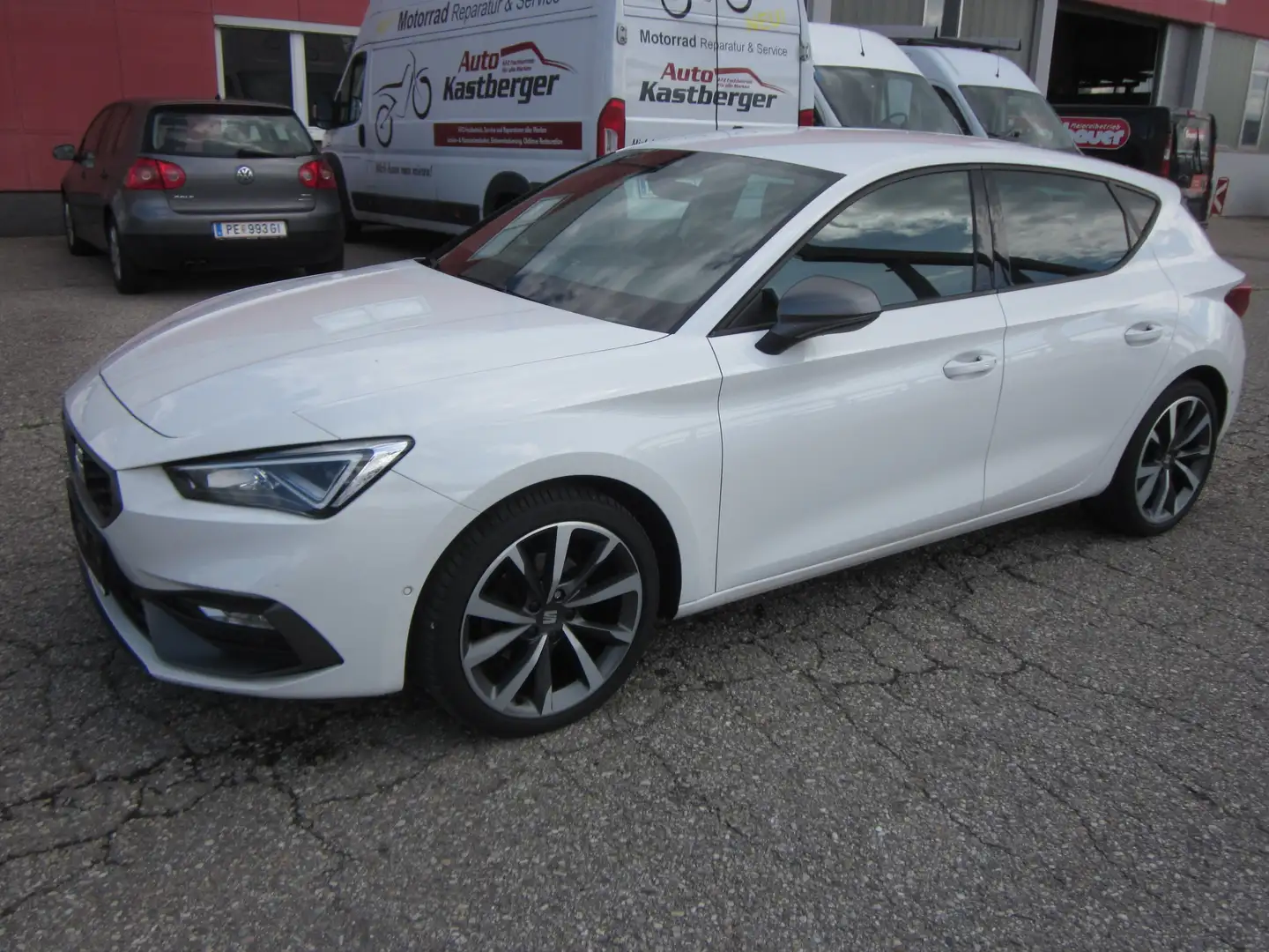 SEAT Leon Leon 1,5 eTSI ACT FR DSG FR Weiß - 1