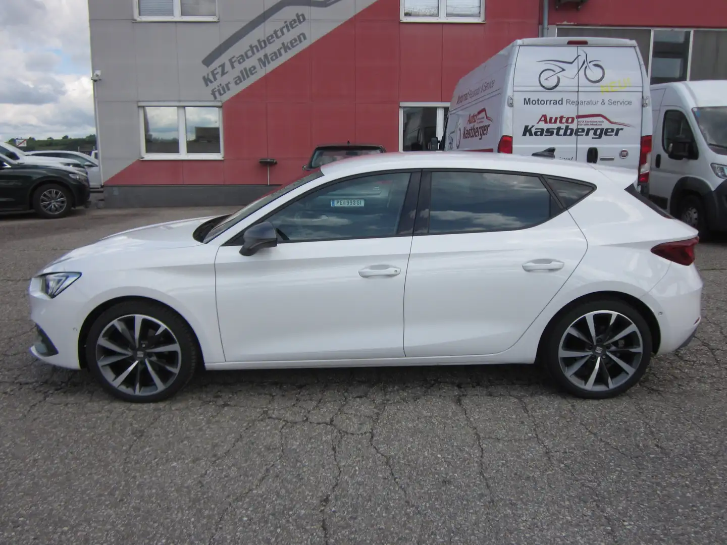 SEAT Leon Leon 1,5 eTSI ACT FR DSG FR Weiß - 2