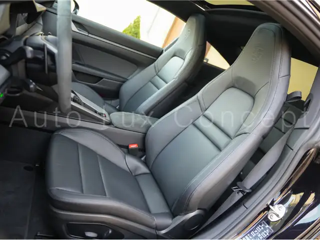 Porsche 911 view 7