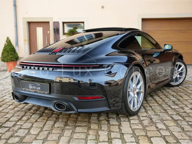 Porsche 911 view 3