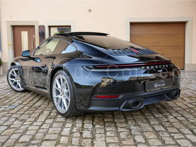 Porsche 911 view 4
