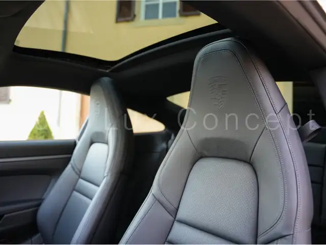 Porsche 911 view 8