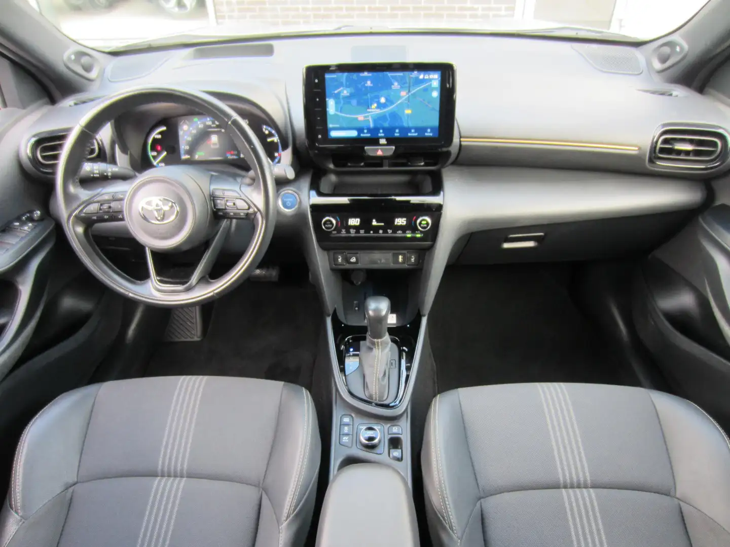 Toyota Yaris Cross 1.5 Hybrid Adventure Trekhaak Navi Camera Grijs - 2