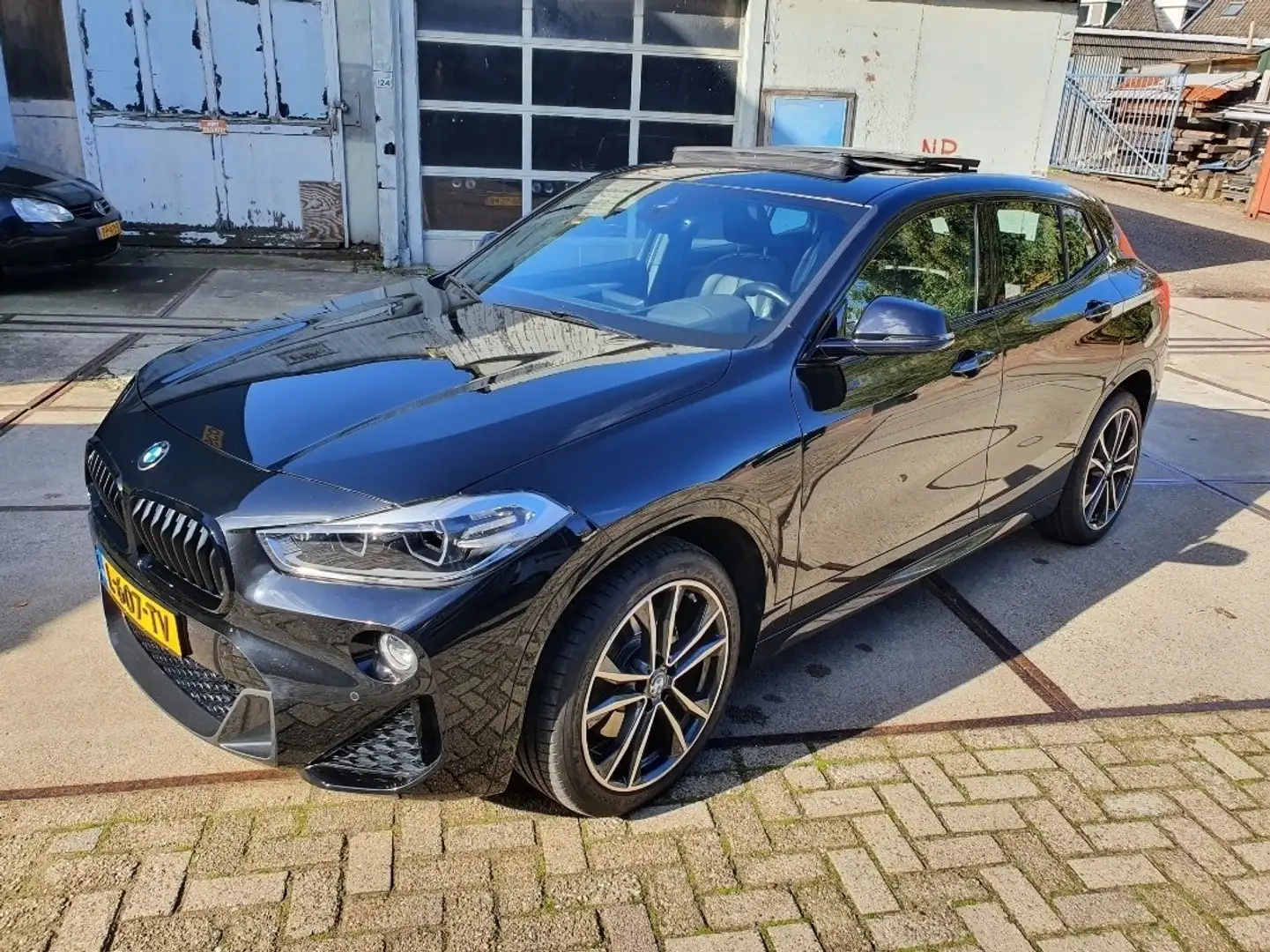 BMW X2 sDrive20i High executive| M-pakket Zwart - 1