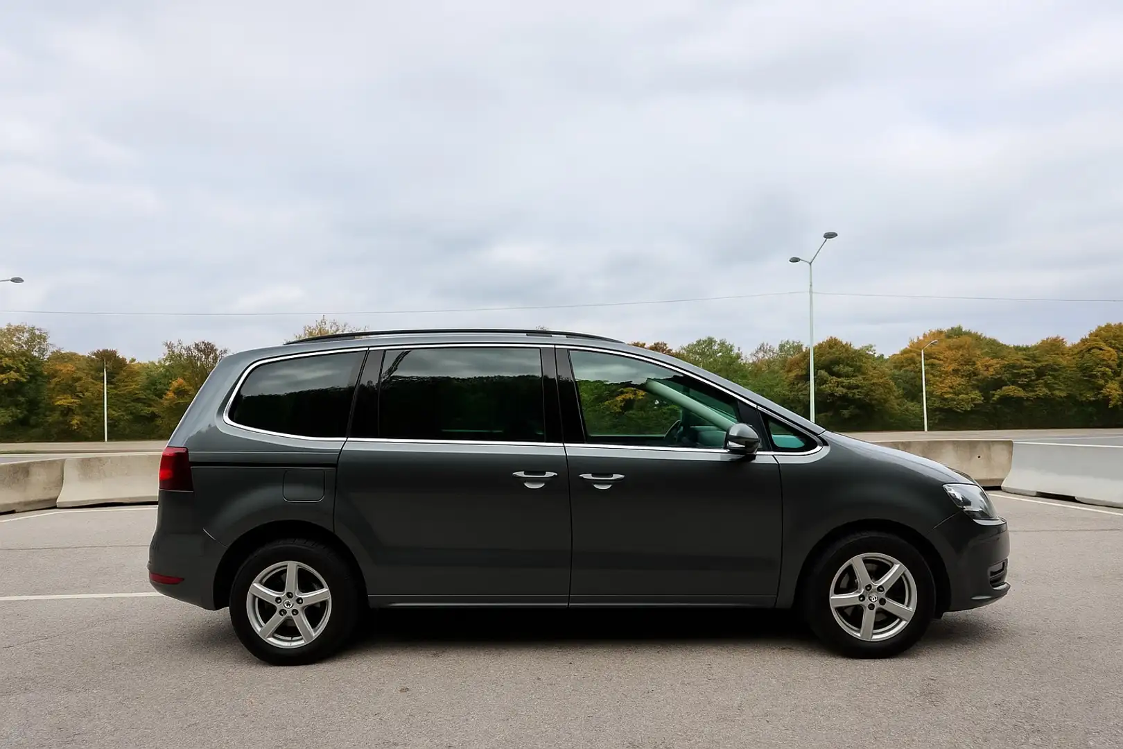Volkswagen Sharan VW Sharan Business 2,0 TDI KeylessGo /Panoramadach Grau - 2