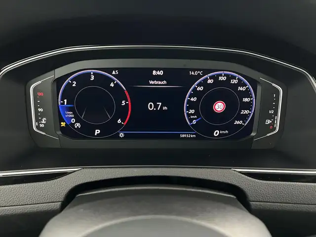 Volkswagen Passat view 11