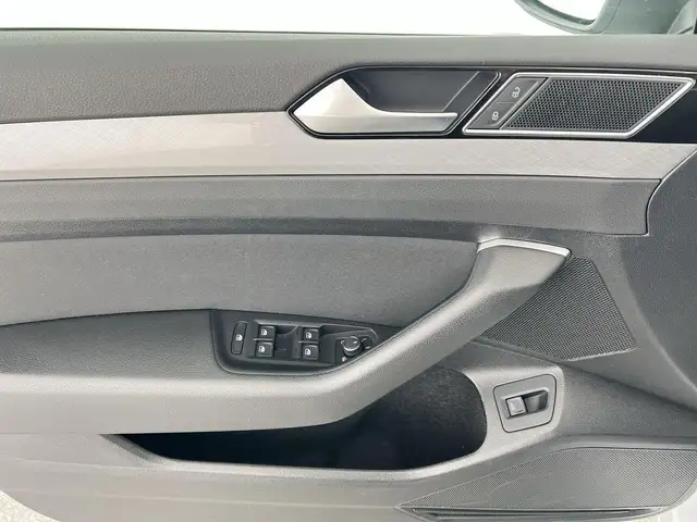 Volkswagen Passat view 10