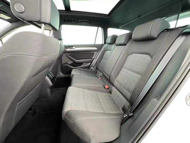 Volkswagen Passat view 9