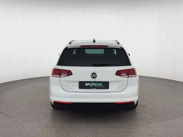 Volkswagen Passat view 4