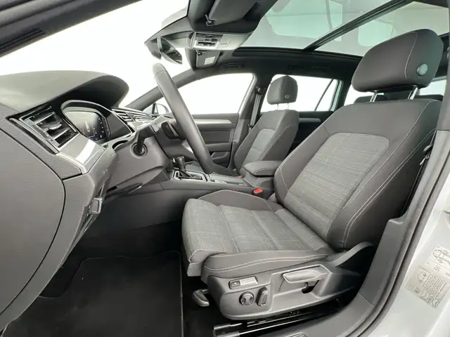 Volkswagen Passat view 8