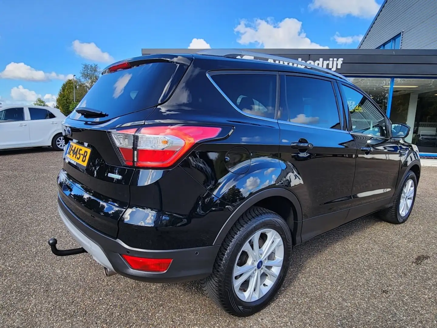 Ford Kuga 1.5 Titanium, Trekhaak, Navi, Cruise, Xenon, Deale Zwart - 2