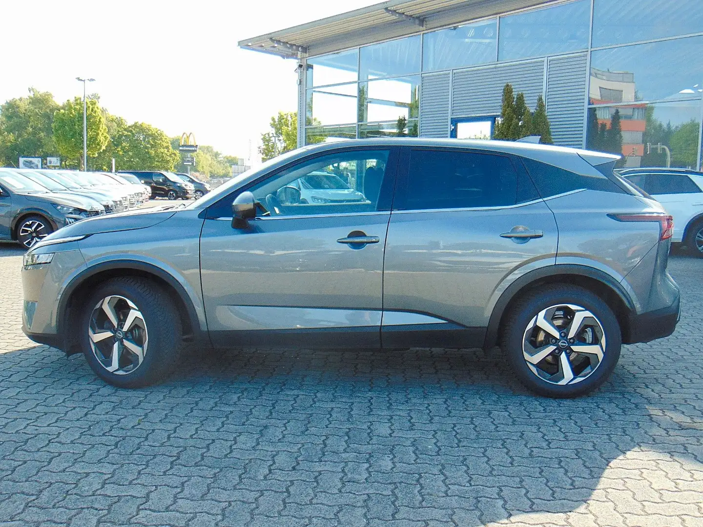 Nissan Qashqai 1.3 DIG-T MHEV N-Connecta Grijs - 2